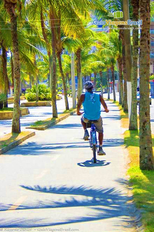 Imagem de um morador andando de bicicleta.
